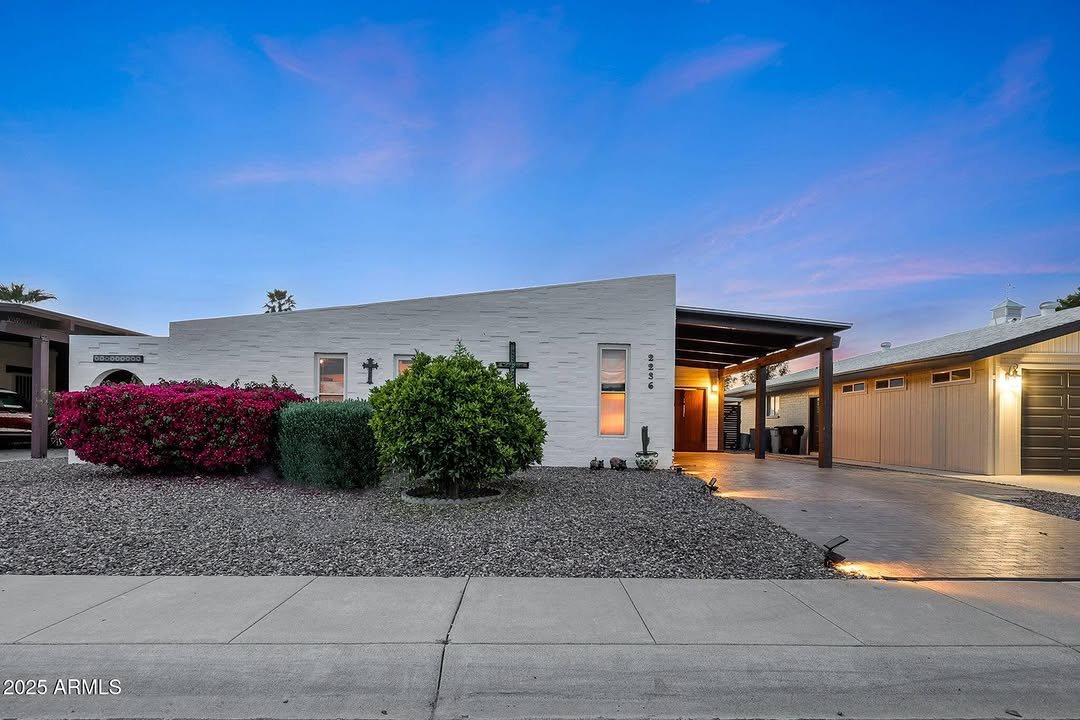 Many real estate agents lag behind in adopting technology, creating gaps in market competitiveness.